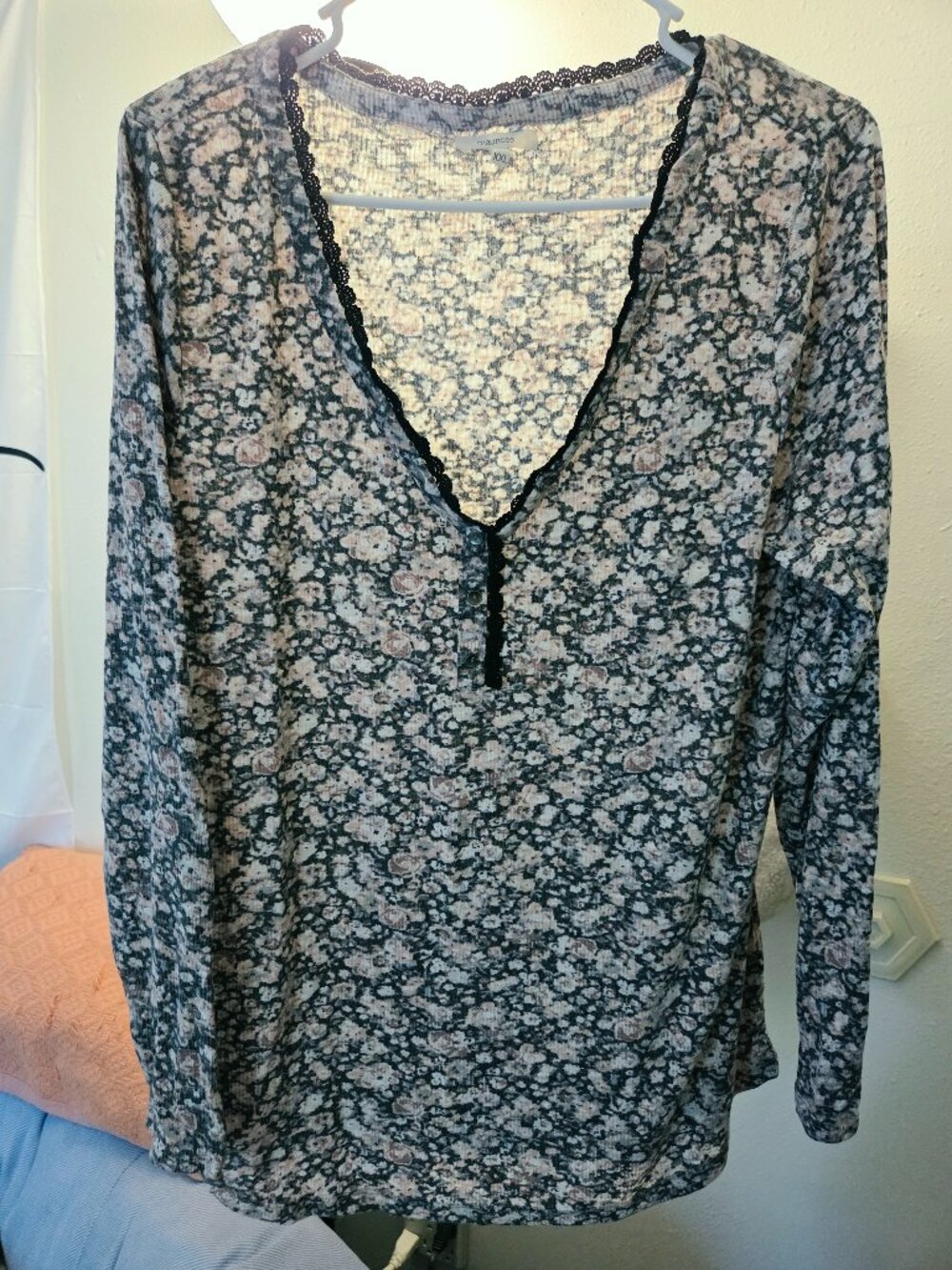 Maurices/Women's Plus /XXL V-neck Henley Shirt/Lace Trim/Black/Pink/White